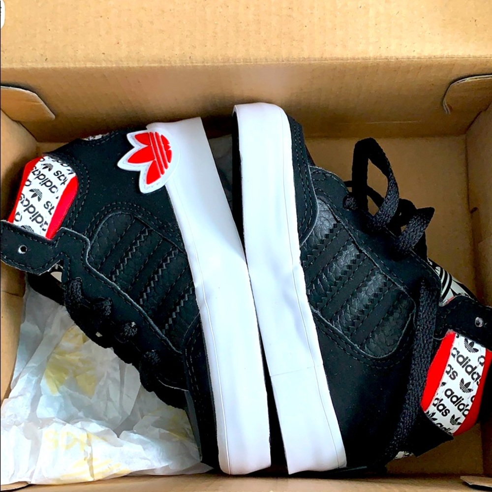 (NEVER WORN) TODDLER ADIDAS